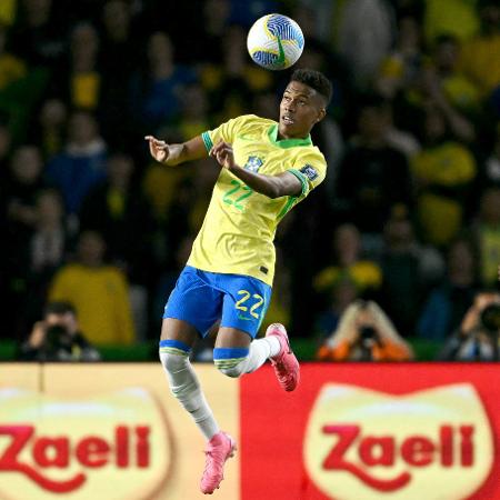 Estêvão tenta dominar a bola em sua estreia com a camisa da seleção; Brasil encarou Equador nas Eliminatórias - Mauro PIMENTEL / AFP