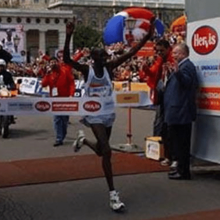 Samson Kandie venceu a Maratona de Viena em 2004, com tempo de 2h8min35s