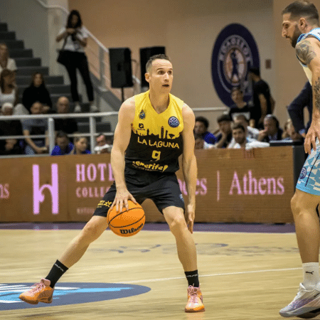 Marcelinho Huertas em ação pelo La Laguna Tenerife na Champions League de basquete masculino