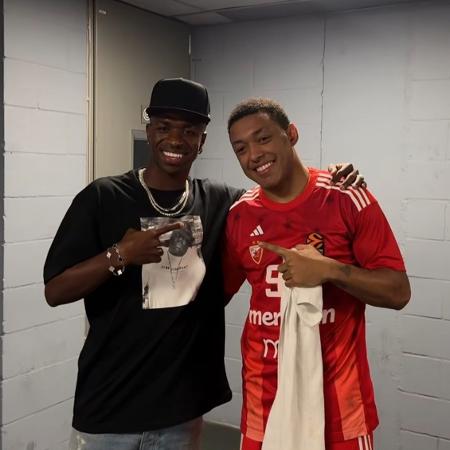 Vini Jr. e Yago dos Sanos pousam para foto em encontro na Euroliga de basquete