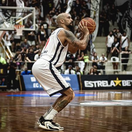 Marquinhos em ação pelo Vasco na temporada do NBB