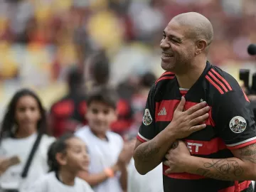 Muito choro e dois gols: a despedida de Adriano Imperador no Maracanã