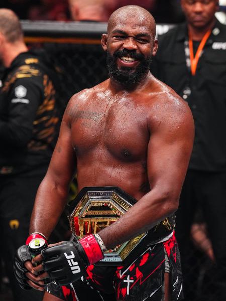 Jon Jones com o cinturão do peso-pesado do UFC - Cooper Neill/Getty