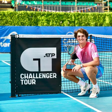 João Fonseca com o troféu do Challenger 125 de Camberra de 2025