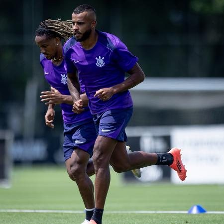 André Carrillo e Alex Santana correm em treino no CT Joaquim Grava