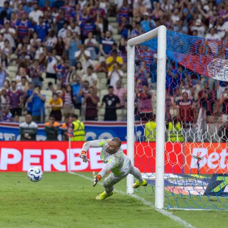 Cobrança de Lucero, do Fortaleza, acabou com defesa de Weverton, do Palmeiras Cobrança de Lucero, do Fortaleza, acabou com defesa de Weverton, do Palmeiras