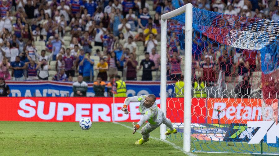Weverton defende pênalti cobrado por Lucero na partida entre Palmeiras e Fortaleza pelo Campeonato Brasileiro 2025