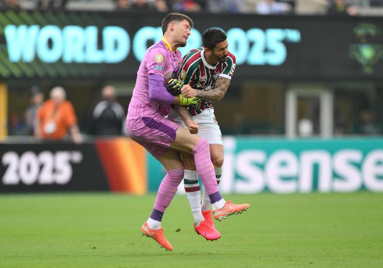 Kobel, do Borussia Dortmund, se choca com Everaldo, do Fluminense Kobel, do Borussia Dortmund, se choca com Everaldo, do Fluminense