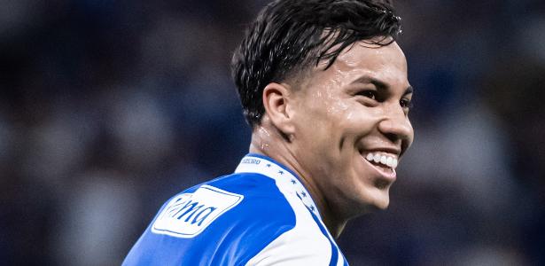 Cruzeiro marca belos gols, vence Inter e pressiona Flamengo e Palmeiras.