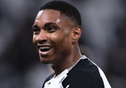 Vitinho aproveita brechas, supera trio e ganha espaço no Corinthians