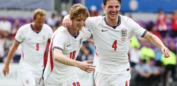 Inglaterra domina Costa Rica em jogo com atraso de 1h por tempestade