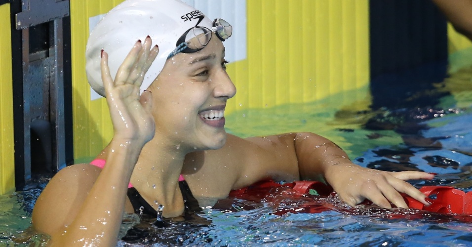 Brasileira Larissa Martins comemora ao vencer sua bateria nas eliminatórias dos 100 m livre da natação e avançar à final