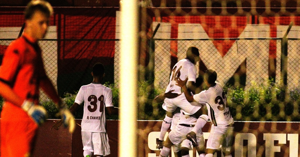 Gerson marca para o Fluminense e jogadores comemoram na partida contra o Criciúma, na Primeira Liga 