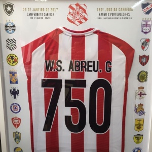 Camisa em homenagem a Loco Abreu no Bangu, com os escudos de todos os times que defendeu na carreira - undefined