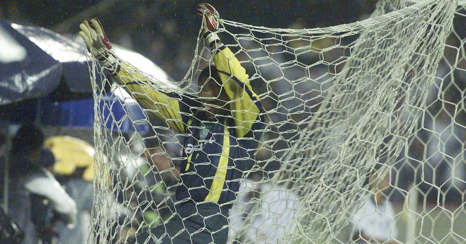 O goleiro palmeirense Marcos busca a bola no fundo da rede após a marcação do segundo gol do Corinthians na final do Campeonato Paulista de 1999