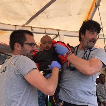Villacampa (dir.) ajuda criança em resgate no Mediterrâneo - Divulgação/Proactiva Open Arms