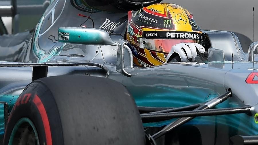 Lewis Hamilton consegue oitava pole no ano. Raikkonen faz segundo melhor tempo - AFP