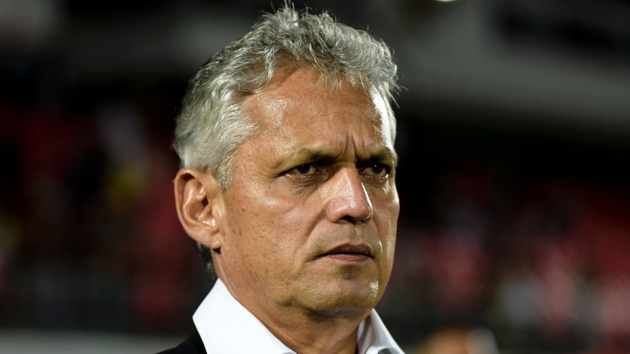 O técnico Reinaldo Rueda orienta o Flamengo em jogo contra o Cruzeiro pelo Campeonato Brasileiro - Thiago Ribeiro/AGIF