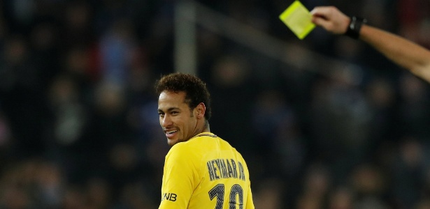 Neymar recebe cartão após fazer falta na partida do PSG contra o Strasbourg - REUTERS