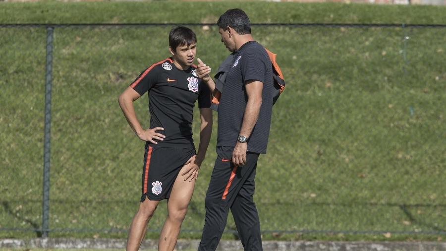 Técnico Fábio Carille orienta o paraguaio Romero em treino do Corinthians  - Daniel Augusto Jr. / Ag. Corinthians
