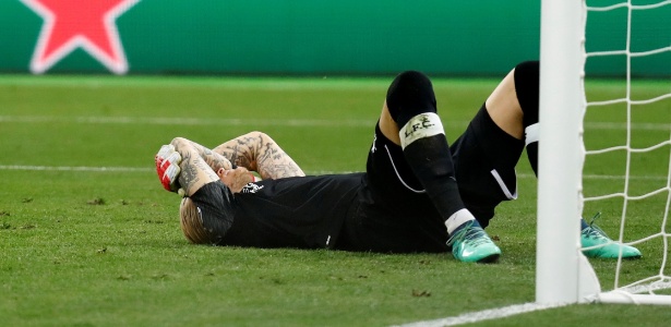 Karius lamenta a falha no terceiro gol do Real, que decidiu a final da Champions - REUTERS/Kai Pfaffenbach