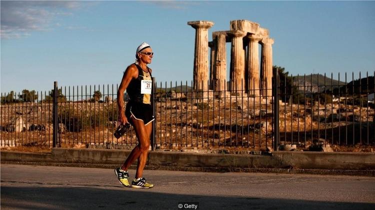 Um corredor da Spartathlon 2013 desacelera ao passar por um antigo templo em Korinthos - Getty Images - Getty Images
