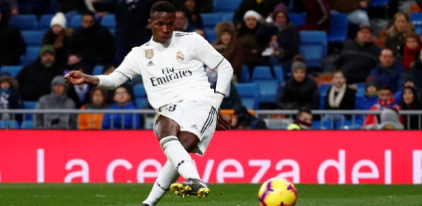 Vinicius Júnior em ação pelo Real Madrid contra o Alavés - Juan Medina/Reuters