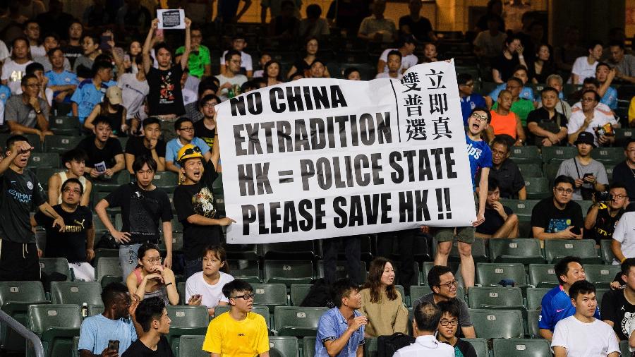Moradores de Hong Kong protestam em jogo do Manchester City - Eurasia Sport Images/Getty Images