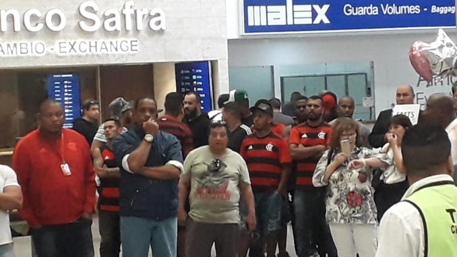 Torcedores do Flamengo aguardam elenco no saguão de desembarque em aeroporto do Rio de Janeiro - Alexandre Araújo / UOL Esporte