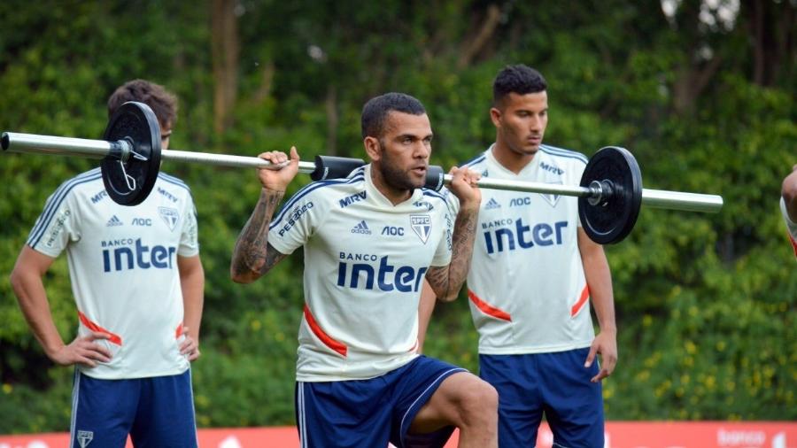 Lateral Daniel Alves levanta peso durante treino do São Paulo no CT da Barra Funda - Reprodução/Twitter