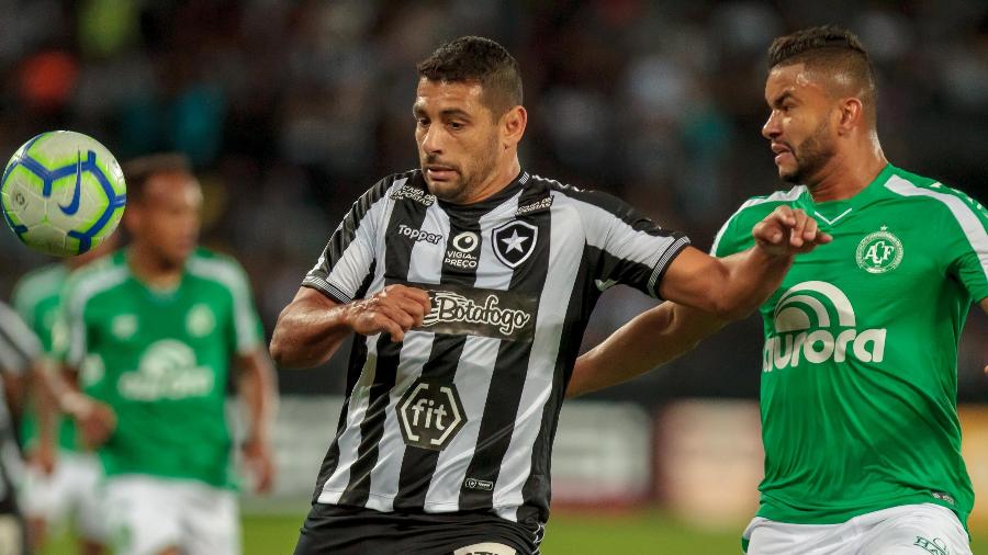 Botafogo e Chapecoense empataram sem gols no primeiro turno em jogo no Nilton Santos - IDE GOMES/FRAMEPHOTO/ESTADÃO CONTEÚDO