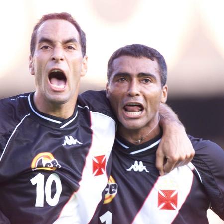 Edmundo e Romário celebram gol marcado pelo Vasco contra o Manchester United no Mundial 2000