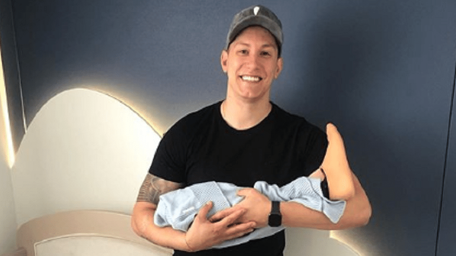 Jackson Follmann segura prótese da perna enquanto espera chegada de bebê - Reprodução/Instagram