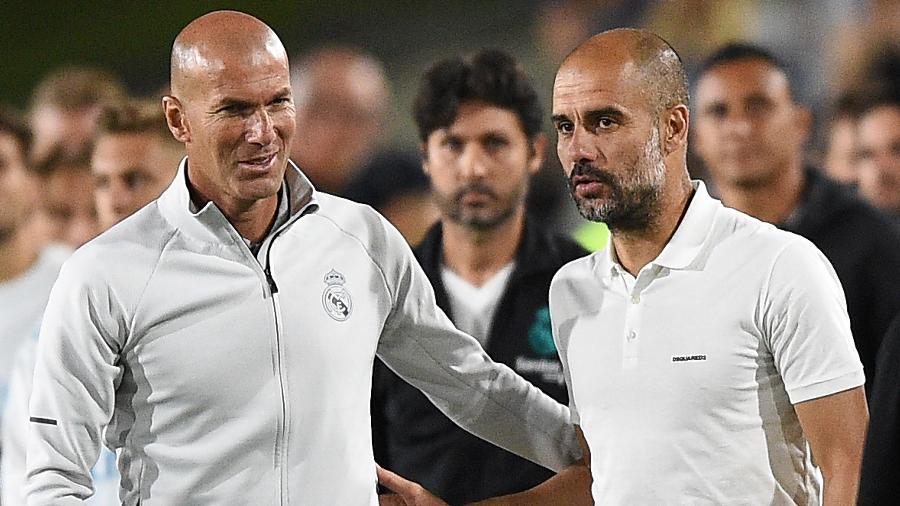 Zidane e Guardiola se cumprimentam antes de jogo amistoso entre Manchester City e Real Madrid, em 2017 - Kevork Djansezian/Getty Images