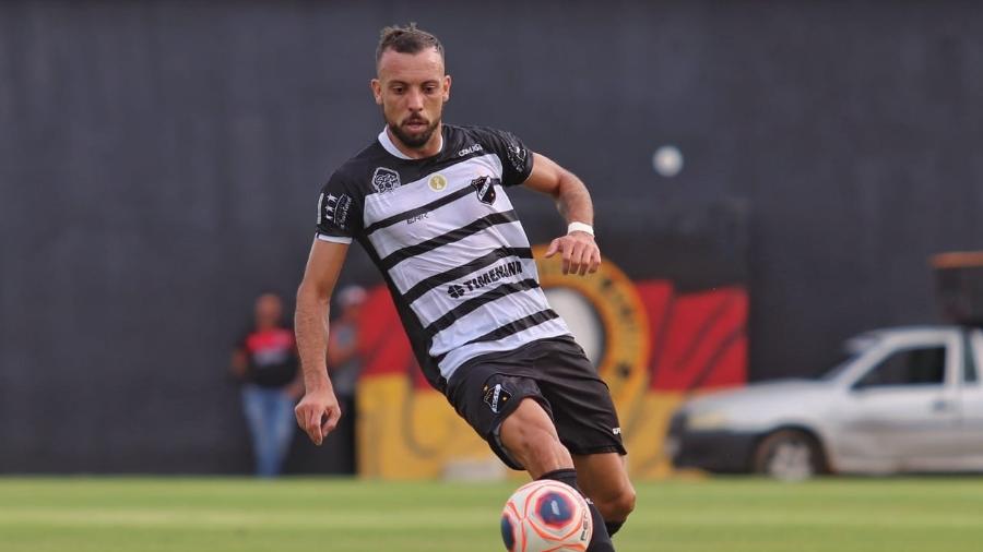 Atacante Paulo Sérgio, cria do Flamengo, hoje defende o ABC, que fechou com a Band - Fotos: Luciano Marcos/ABC F.C.