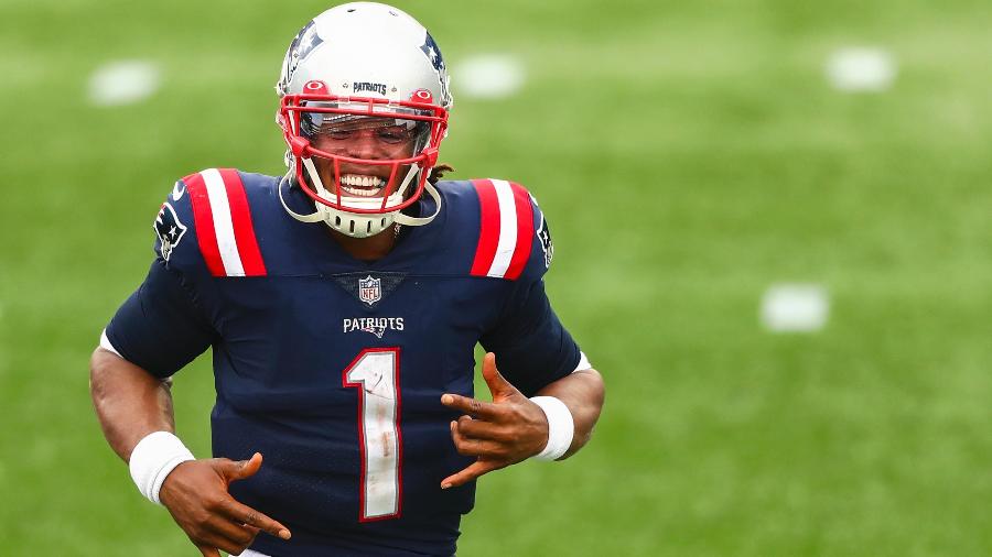 Cam Newton sorri após vitória do New England Patriots contra o Las Vegas Raiders - Adam Glanzman/Getty Images