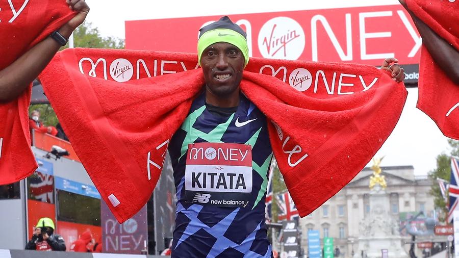 Shura Kitata comemora vitória na Maratona de Londres - Richard Heathcote / POOL / AFP