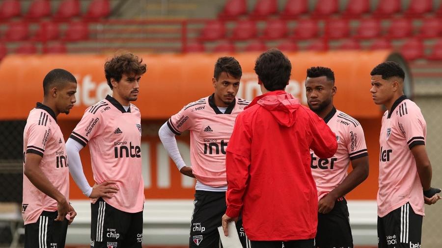 Fernando Diniz conversa com jovens do elenco do São Paulo durante treinamento - Rubens Chiri / saopaulofc.net
