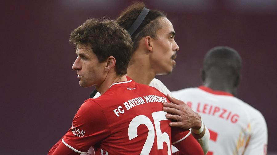 Thomas Muller abraça Yussuf Poulsen, do RB Leipzig. Meia-atacante do Bayern marcou dois gols no empate  - Andreas Gebert/AFP