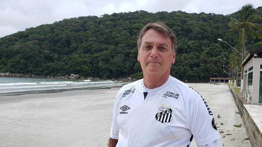 O presidente publicou uma foto vestindo a blusa do Santos no Facebook para anunciar a participação no evento - Reprodução/Facebook/Jair Messias Bolsonaro