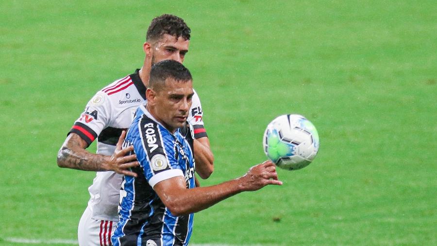 Diego Souza deixou jogo entre Grêmio e Flamengo antes do fim alegando dores - Fernando Alves/AGIF