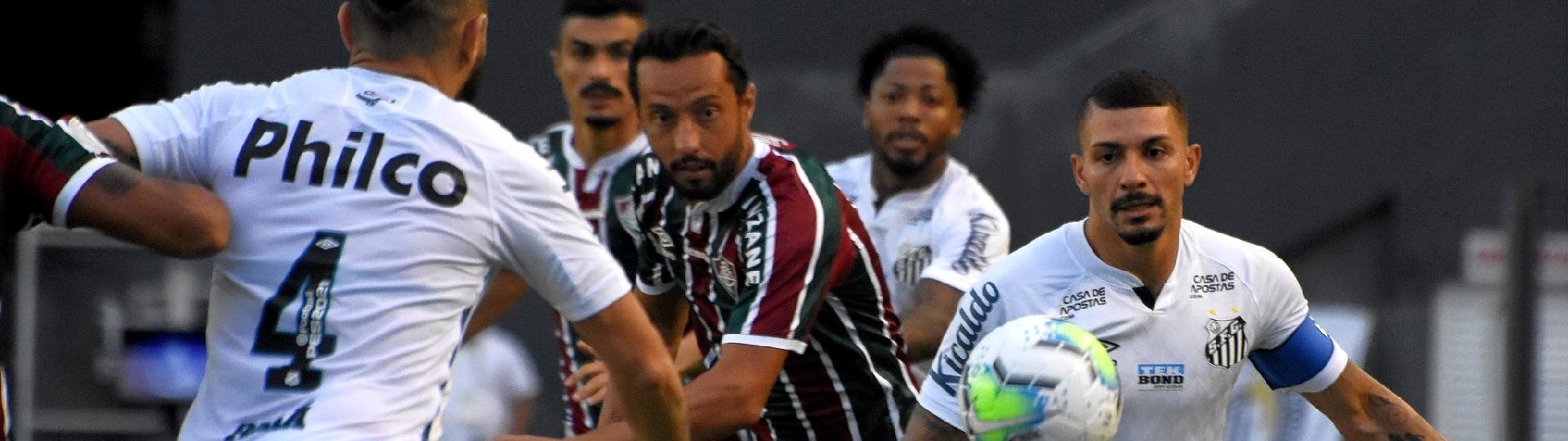 Alison e Nenê disputam a bola durante a partida entre Santos x Fluminense, pelo Brasileirão 