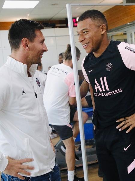 Lionel Messi e Kylian Mbappé conversam durante atividade do PSG - Reprodução/Instagram