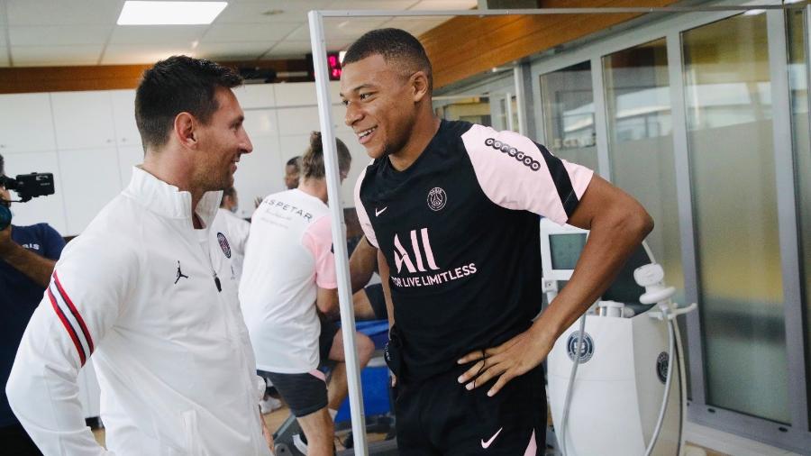 Lionel Messi e Kylian Mbappé conversam durante atividade do PSG - Reprodução/Instagram