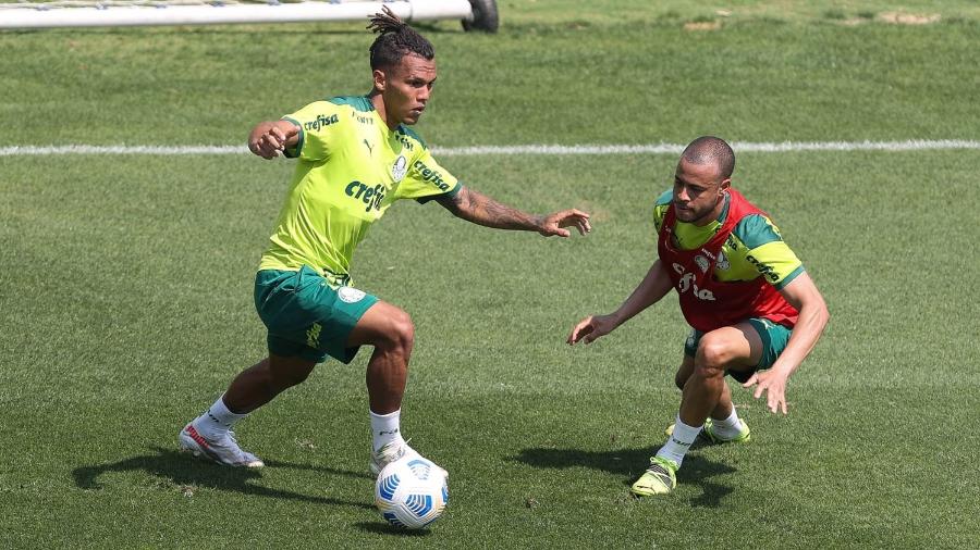 Gabriel Veron e Mayke, do Palmeiras, durante treino, na Academia de Futebol - Cesar Greco/Palmeiras