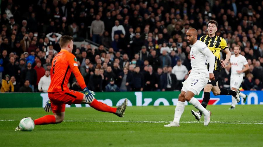 Lucas Moura marcou um gols da vitória do Tottenham contra o Vitesse - PETER CZIBORRA/Action Images via Reuters