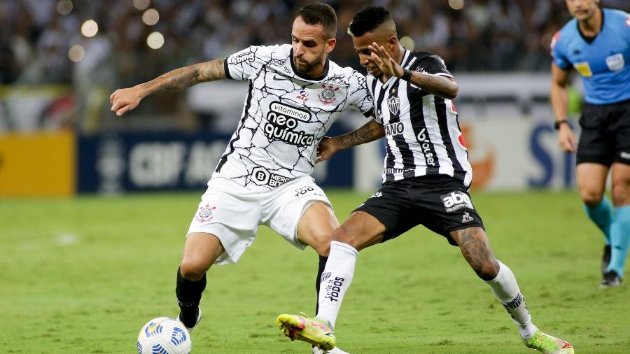 Renato Augusto é marcado por Tchê Tchê, em jogo do Atlético-MG contra o Corinthians - Rodrigo Coca/Agência Corinthians