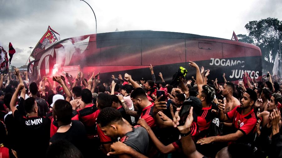 Torcedores do Flamengo cercam ônibus da delegação durante "Aero Fla": manifestação popular e reencontro - Gilvan de Souza / Flamengo