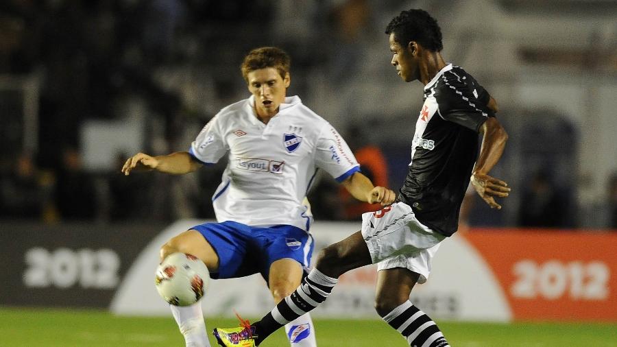 Max chegou a jogar uma partida como titular do Vasco na Libertadores de 2012 contra o Nacional (URU) - AFP PHOTO /VANDERLEI ALMEIDA