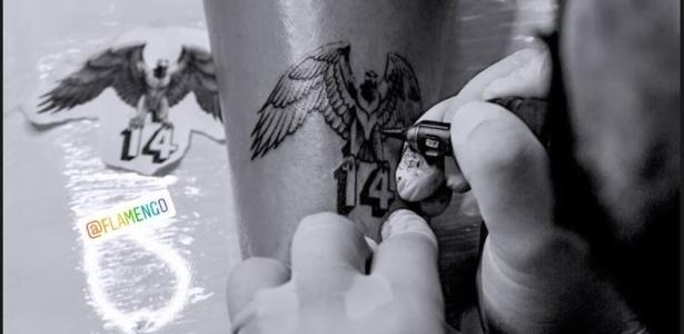 Arrascaeta faz tatuagem em homenagem ao Flamengo; veja como ficou